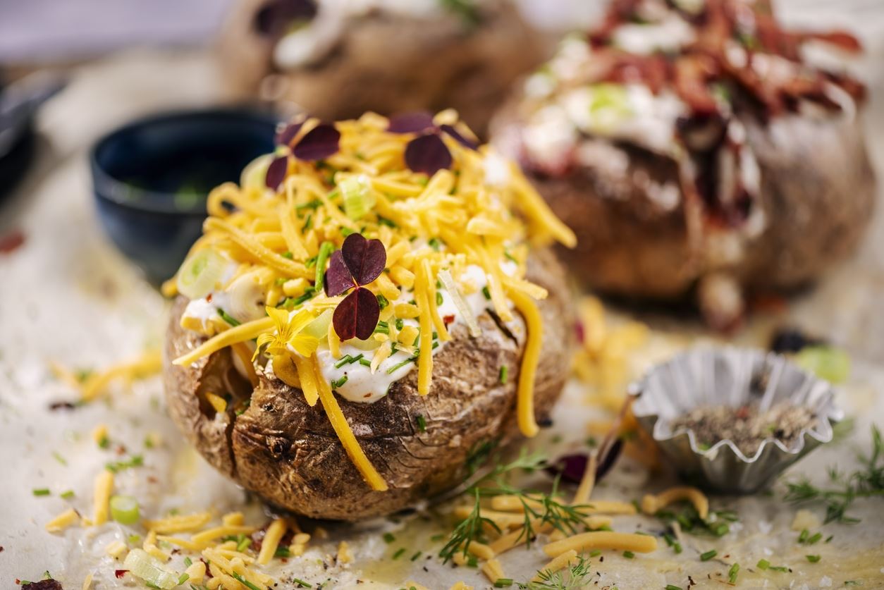 Πώς να φτιάξεις τέλειες ψητές πατάτες στο φούρνο μικροκυμάτων σε λίγα λεπτά