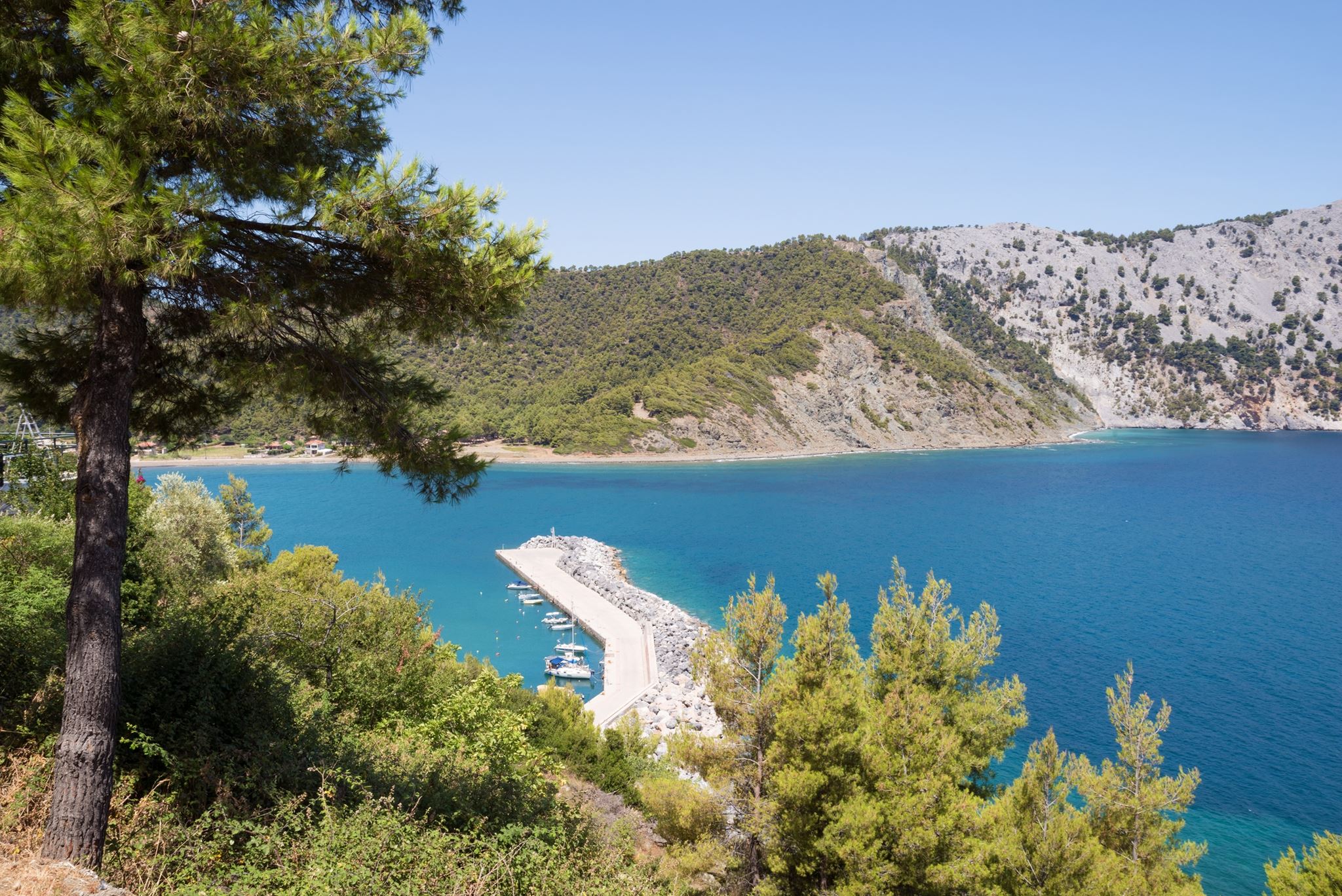 Αστυνομικός έσωσε με αυτοθυσία μια μαμά με τη μικρή της κόρη που παρέσυραν τα ρεύματα