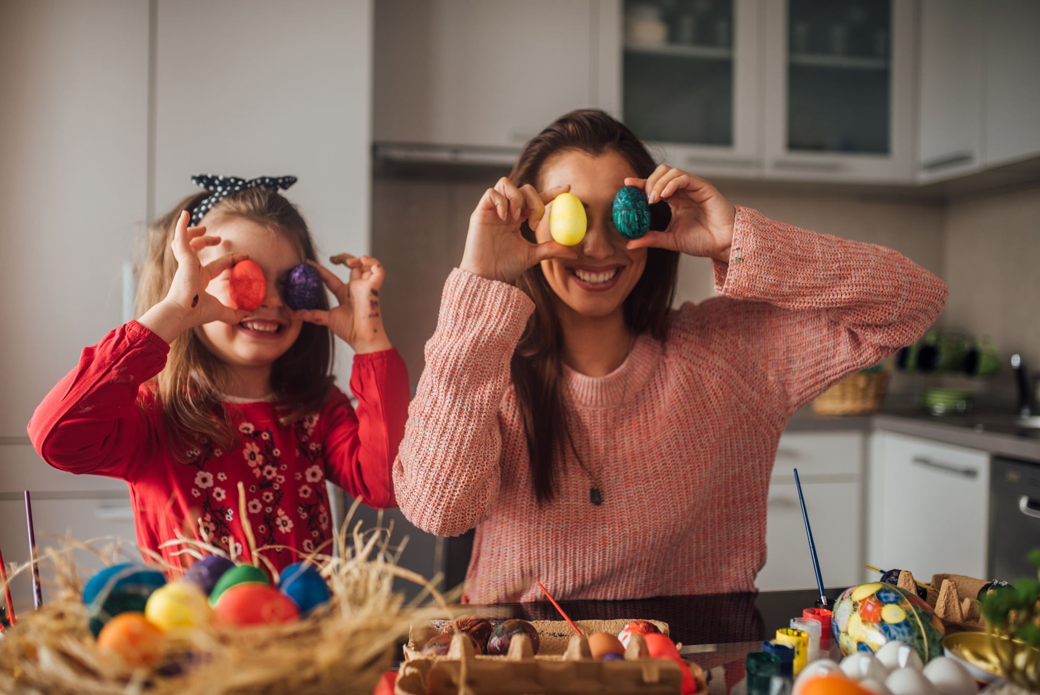 Sensory play: Ένα υπέροχο αισθητηριακό παιχνίδι για πασχαλινό κυνήγι αβγών