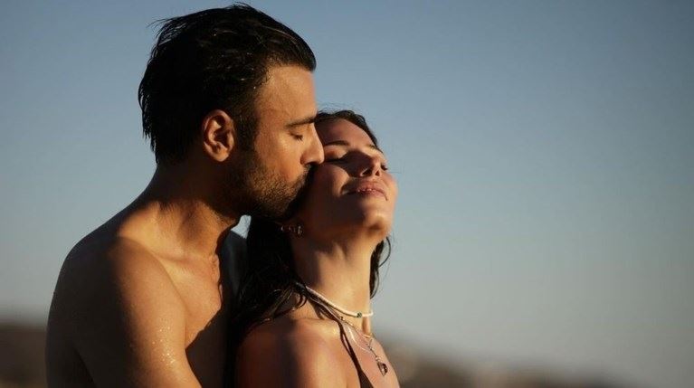 Ο Αντρέας Γεωργίου απαθανατίζει τη Σιμώνη Χριστοδούλου στις διακοπές τους, λίγο πριν υποδεχτούν το πρώτο του παιδί