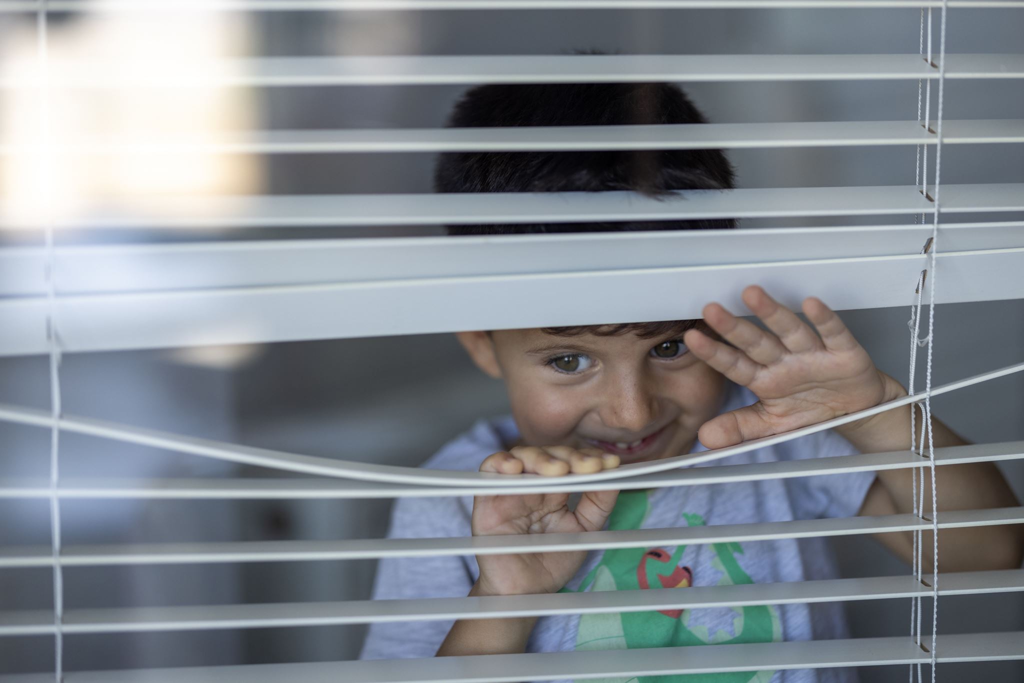 Mum hack: Πώς θα ξεσκονίσεις με ένα ζευγάρι κάλτσες τα στόρια του σπιτιού