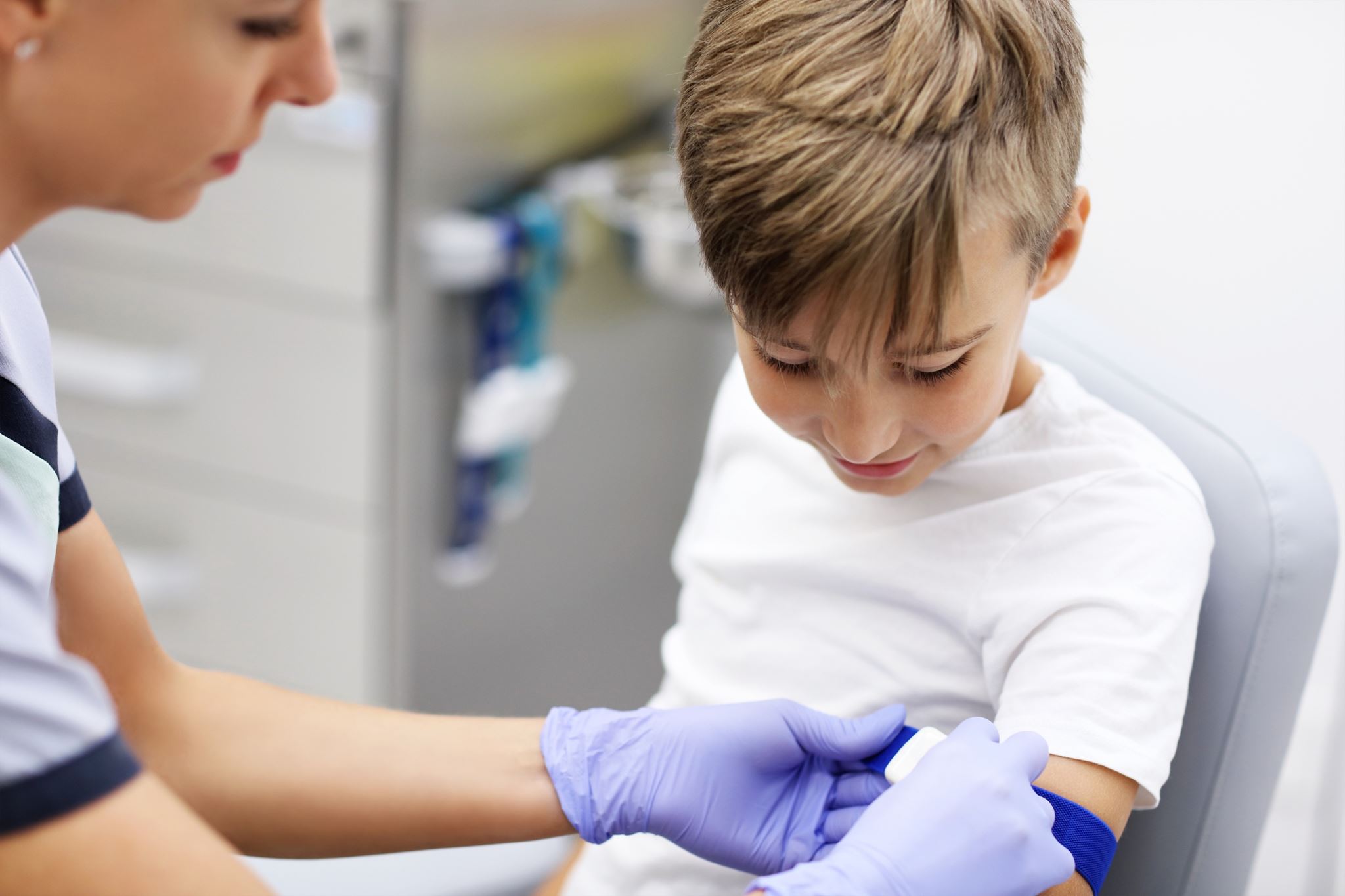 Ένα μικρό αγόρι με λευχαιμία έγινε viral για όσα είπε κλαίγοντας τη στιγμή που του έπαιρναν αίμα