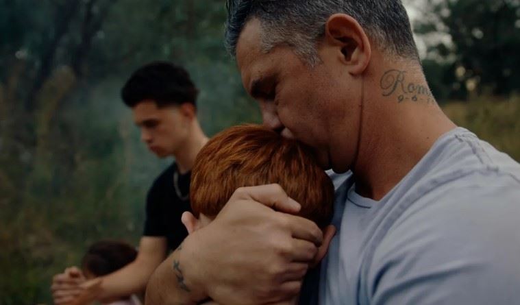 To "Adolescence" μας ξύπνησε, αλλά το "Seen" μας δείχνει τον τρόπο για να προστατεύουμε τα έφηβα παιδιά μας