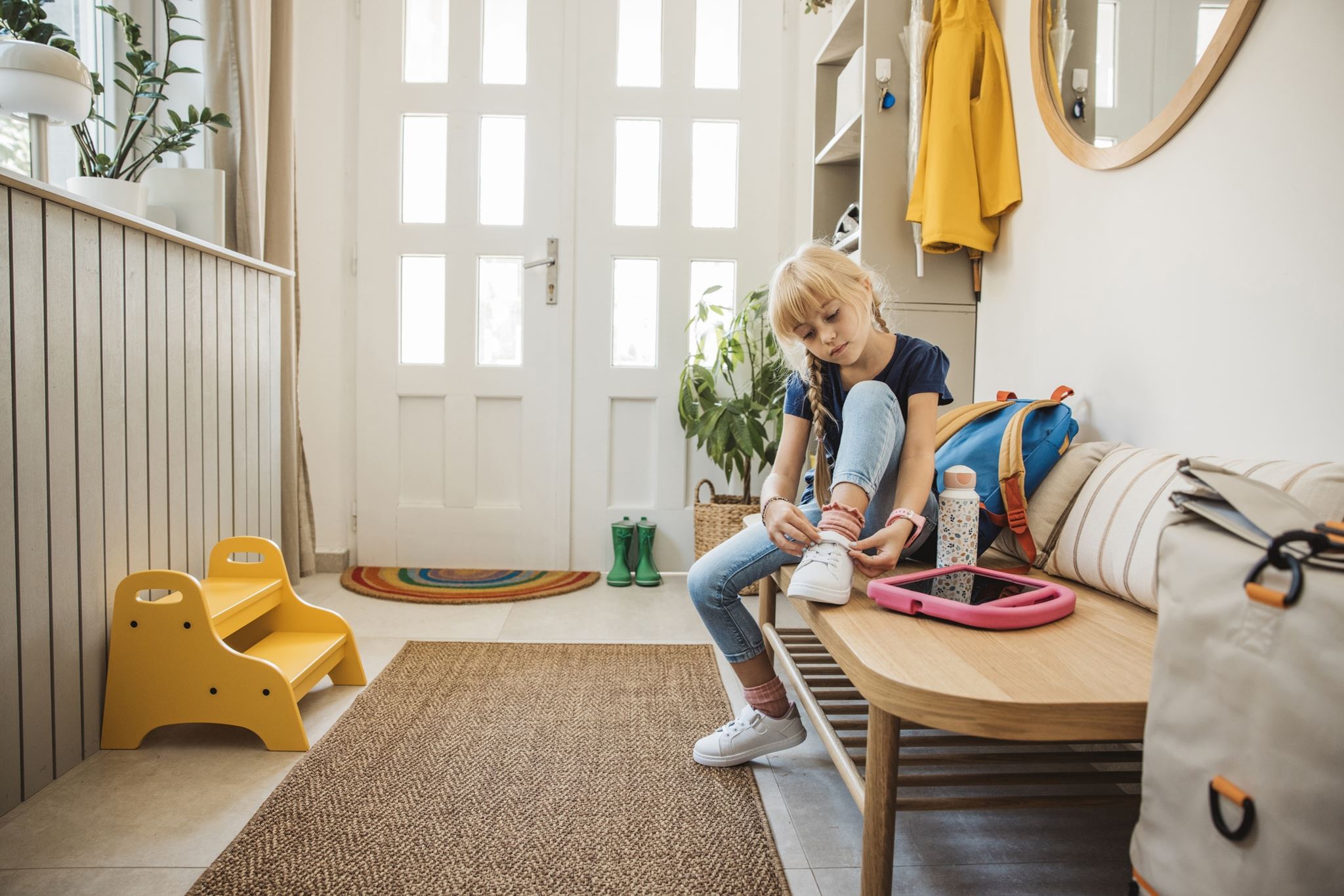 Τα παιδιά αφήνουν τα πάντα κάτω; Πώς θα φτιάξεις μια "έξυπνη" είσοδο στο σπίτι σου