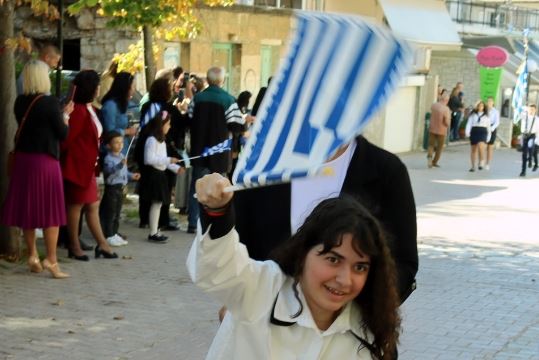 Η πρώτη παρέλαση της μικρής Αλεξίας μετά τον τραυματισμό της από αδέσποτη σφαίρα