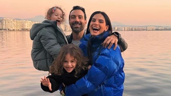 Η κόρη του Σάκη Τανιμανίδη και της Χριστίνας Μπόμπα μαθαίνει ποδήλατο στο σαλόνι του σπιτιού τους