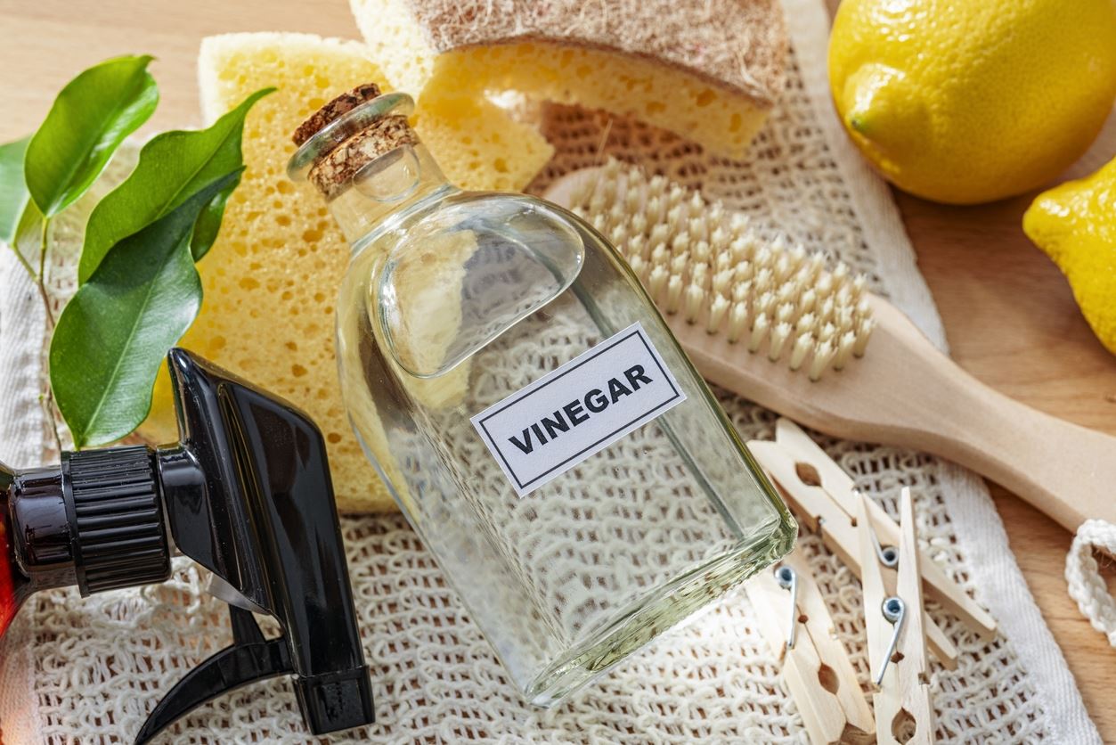 5 επίμονοι λεκέδες που εξαφανίζει το λευκό ξύδι