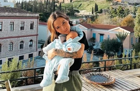 Εριέττα Κούρκουλου Λάτση: Η ανάρτησή της για τον θηλασμό που εμπνέει τις μαμάδες να θηλάζουν και μετά την εισαγωγή στις στερεές τροφές