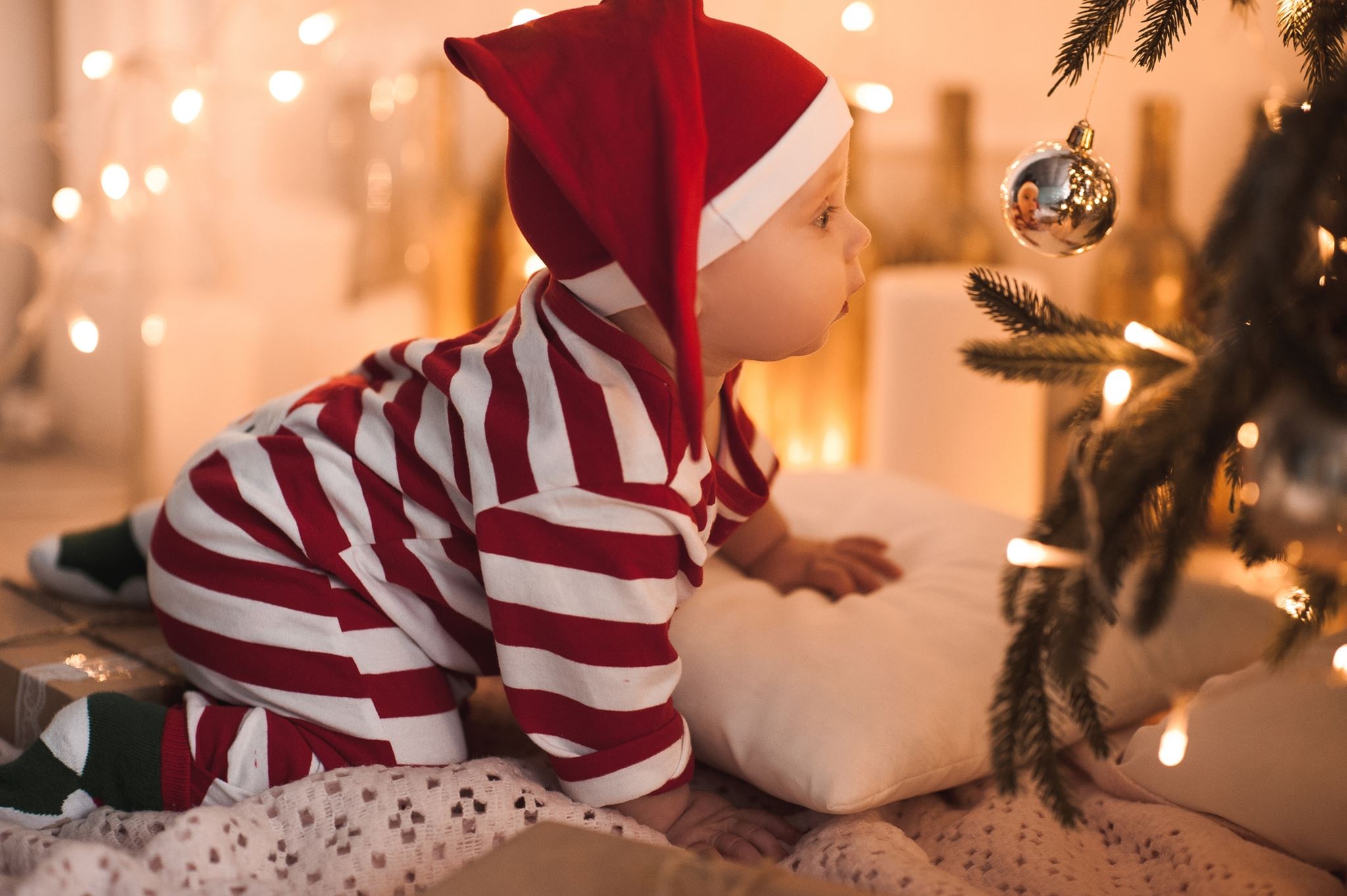 Christmas baby: Πώς να διαχειριστείς τις πολλές αγκαλιές στο μωρό από συγγενείς και φίλους