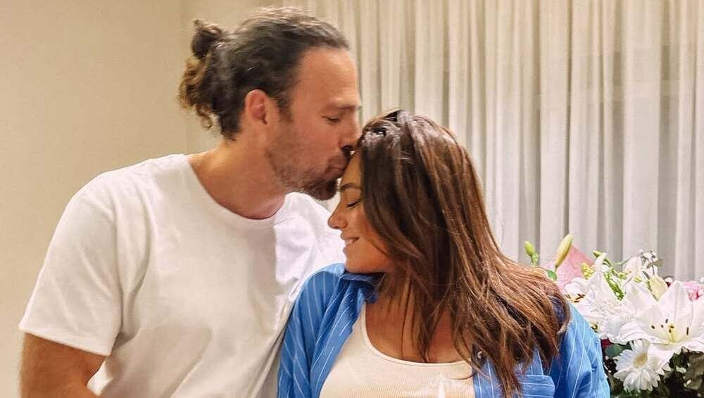 Η Ευρυδίκη Βαλαβάνη και ο Γρηγόρης Μόργκαν προετοιμάζουν το παιδικό δωμάτιο