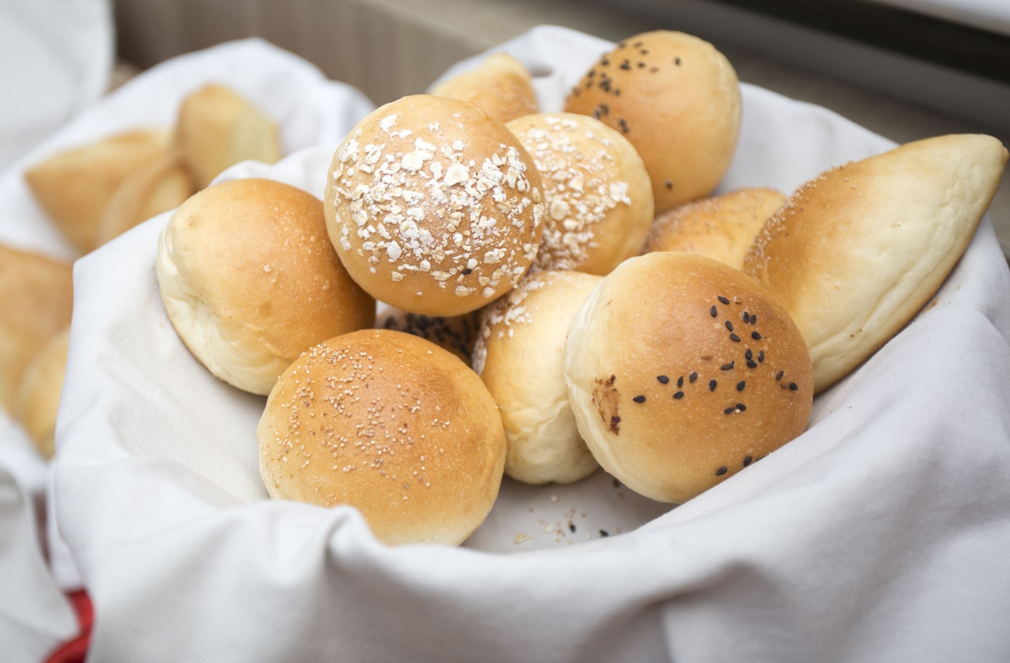 Ψωμάκια τυριού με 2 μόνο υλικά! Το πανεύκολο σνακ που θα φτιάχνεις κάθε μέρα