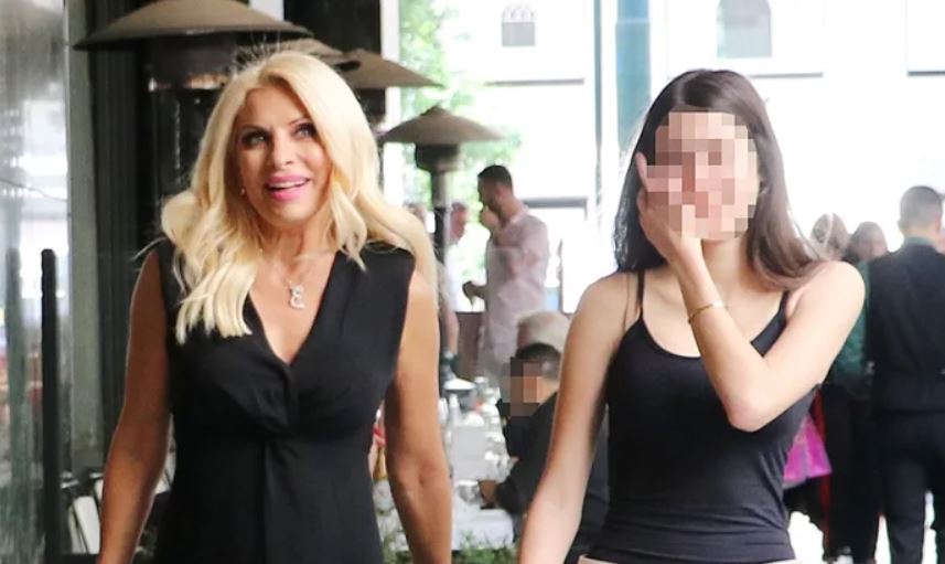 Στη βάφτιση της Λάουρας Λάτσιου: Σαν πριγκίπισσα στην αγκαλιά της μητέρας της, Ελένης Μενεγάκη