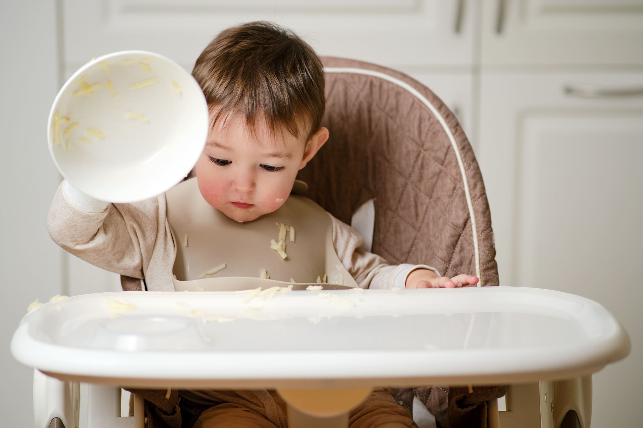 4 πράγματα που πρέπει να κάνεις όταν το μωρό σου πετάει το φαγητό κάτω (ξανά και ξανά)