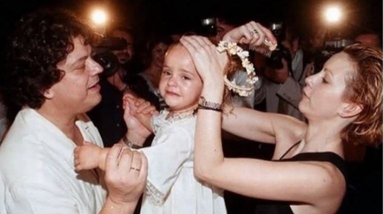 Ρετρό κλικ: Ο Βλάσσης Μπονάτσος και η Μάρθα Κουτουμάνου στο μαιευτήριο με τη νεογέννητη κόρη τους και τη Ζωή Λάσκαρη