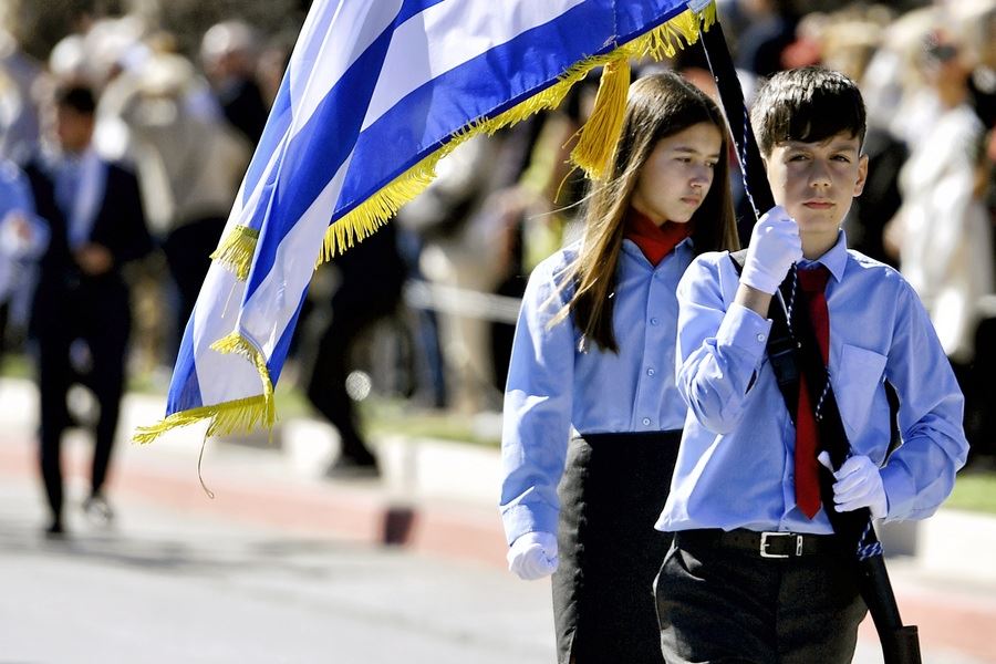 Mαθητής δημοτικού με αυτισμό αποκλείστηκε από σημαιοφόρος στην παρέλαση
