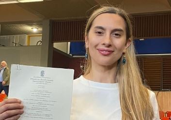 Η Βίκυ Βολιώτη πήρε το πτυχίο της με την κόρη της στο πλευρό της