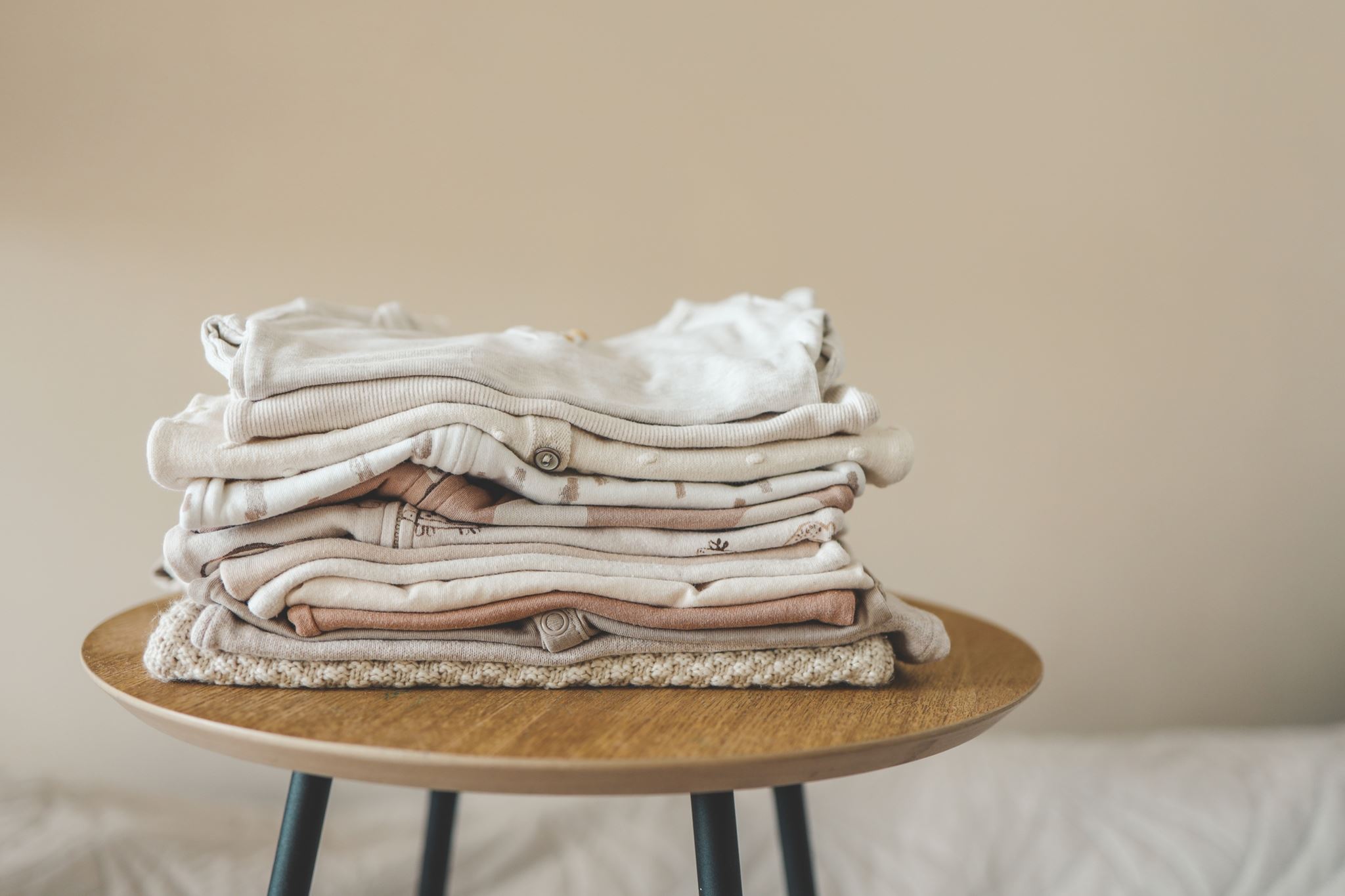 Οι top συμβουλές της Tidy Guru για να διπλώνεις σωστά τα ρούχα στη ντουλάπα σου