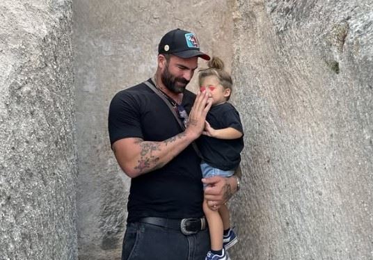 Ο 2.5 ετών Πάρης Αλεξάνδρου τακτοποιεί το δωμάτιό του- Έτσι κατάφερε ο μπαμπάς του να του το διδάξει