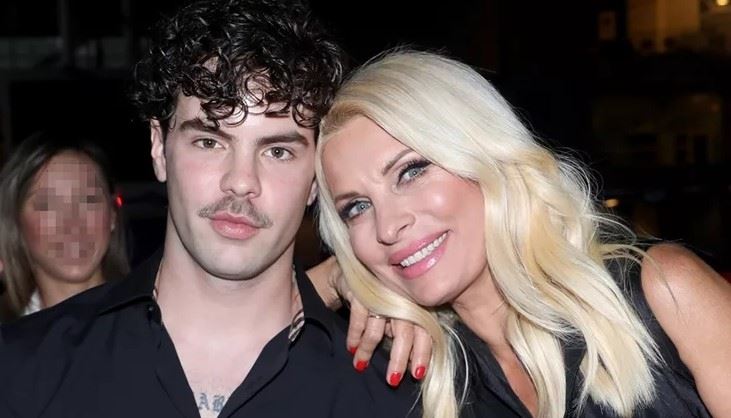 "Χρόνια πολλά, μαμά": Ο Άγγελος Λάτσιος σε μια συγκινητική φωτογραφία με την Ελένη Μενεγάκη