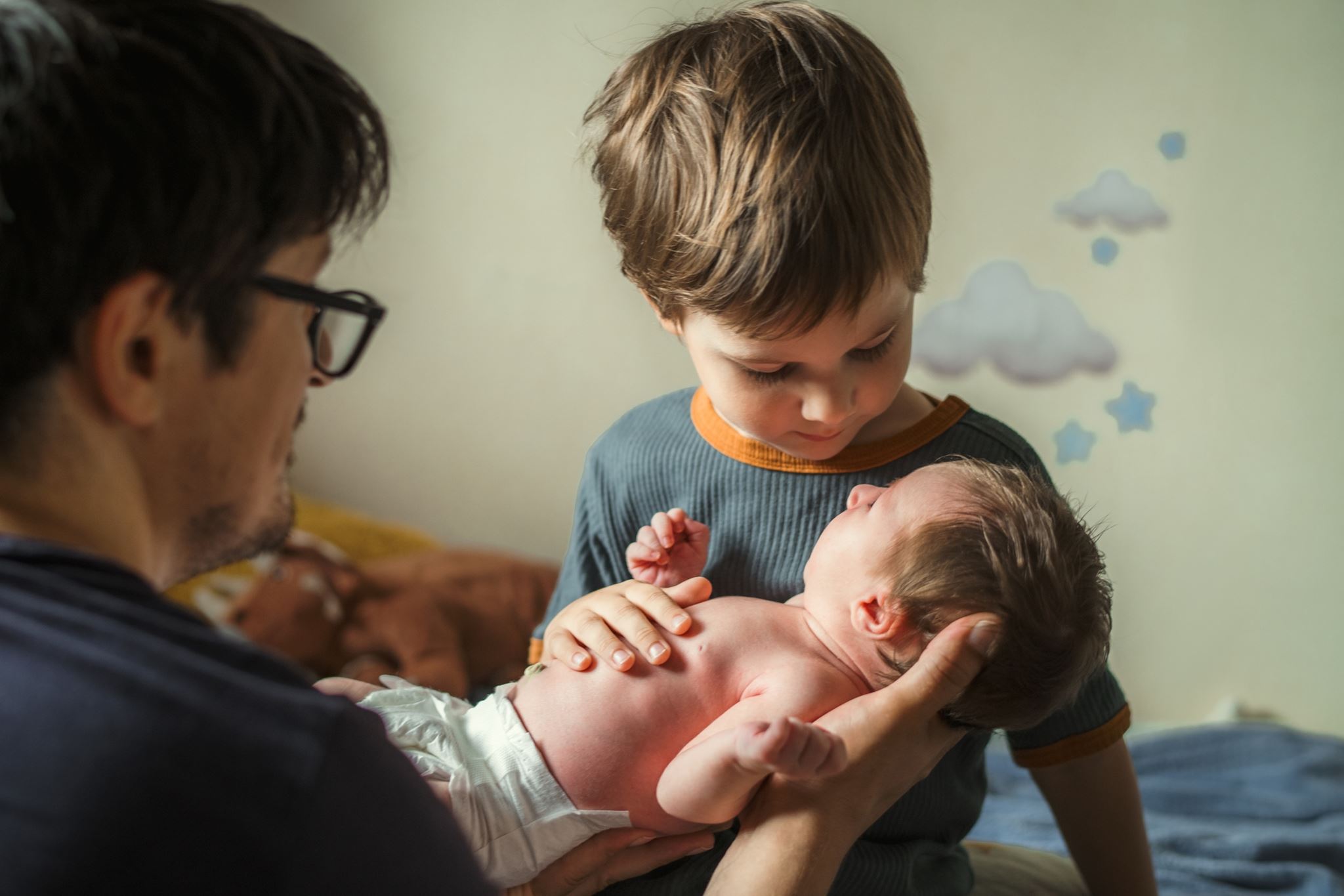 Η πρώτη συνάντηση με τη νεογέννητη αδελφή του! Ένα μικρό αγόρι έγινε viral για τον τρόπο που το χειρίστηκε