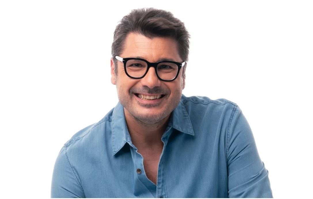 Ο Λάμπρος Κωνσταντάρας θυμάται τον παππού του και φωτογραφίζεται στα ίδια μέρη, 40 χρόνια μετά