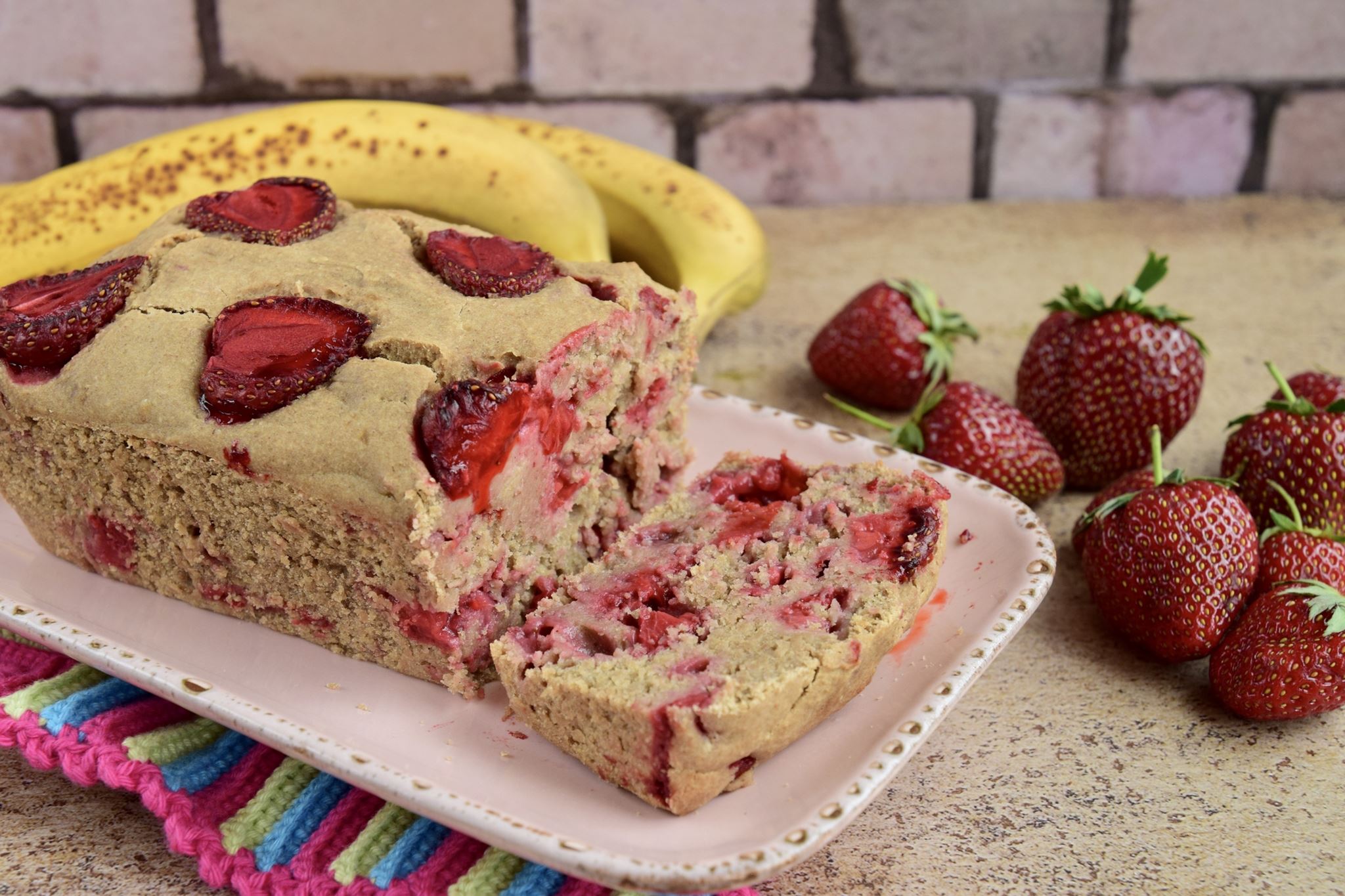 Banana Bread χωρίς ζάχαρη - Το απόλυτο υγιεινό κέικ με twist τις φράουλες