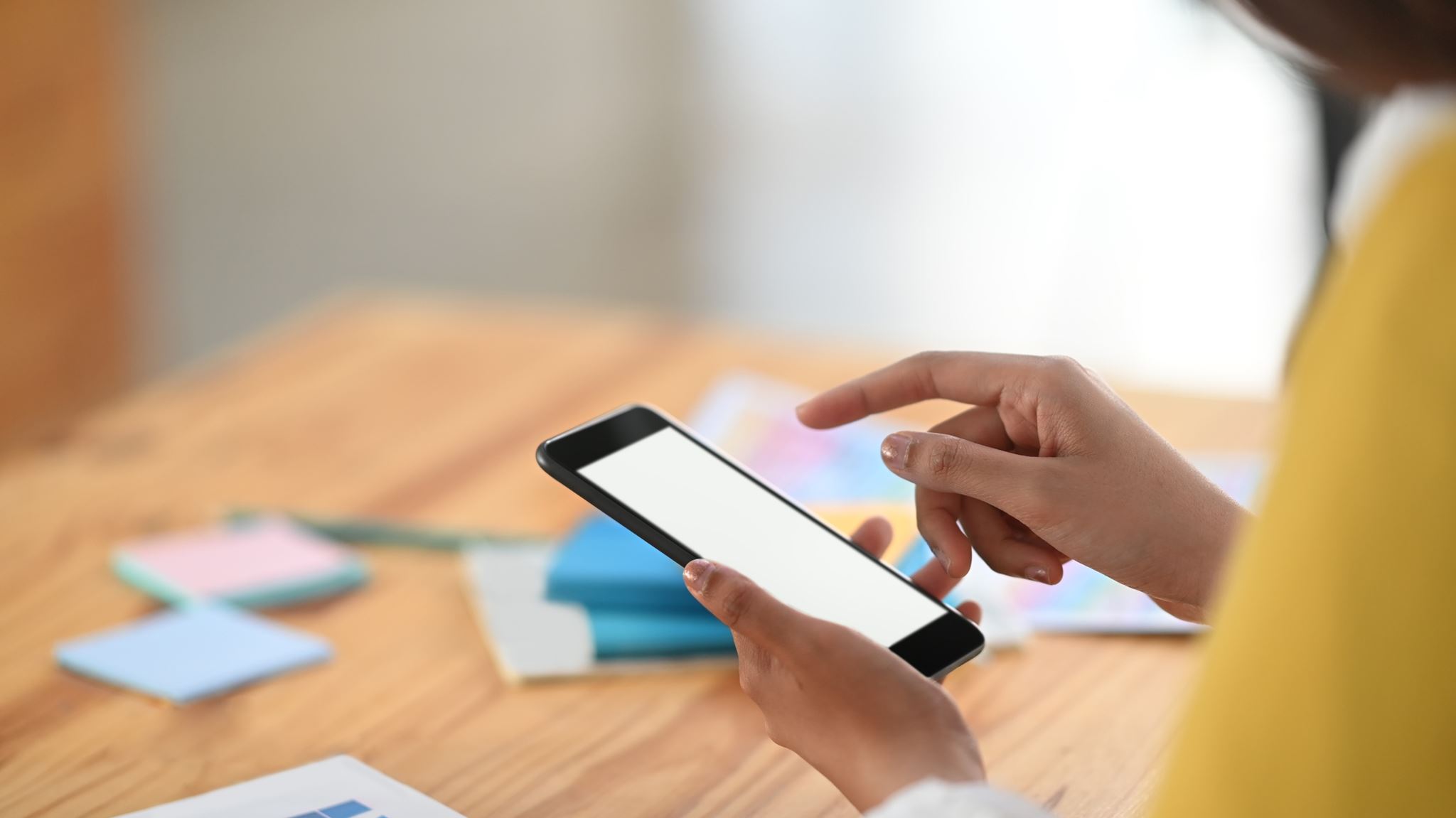 "Ξέρεις πόσοι ανώμαλοι κυκλοφορούν;": Η απάντηση που έδωσαν αστυνομικοί σε μητέρα που πήγε να καταγγείλει παιδόφιλο