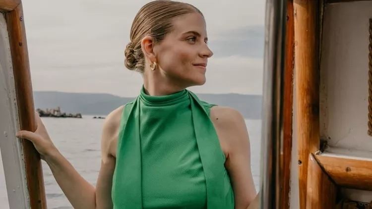 Έλλη Παπαγεωργίου: Η κόρη της Δανάης Μιχαλάκη ντυμένη χριστουγεννιάτικα στην αγκαλιά του Γιάννη Κουκουράκη