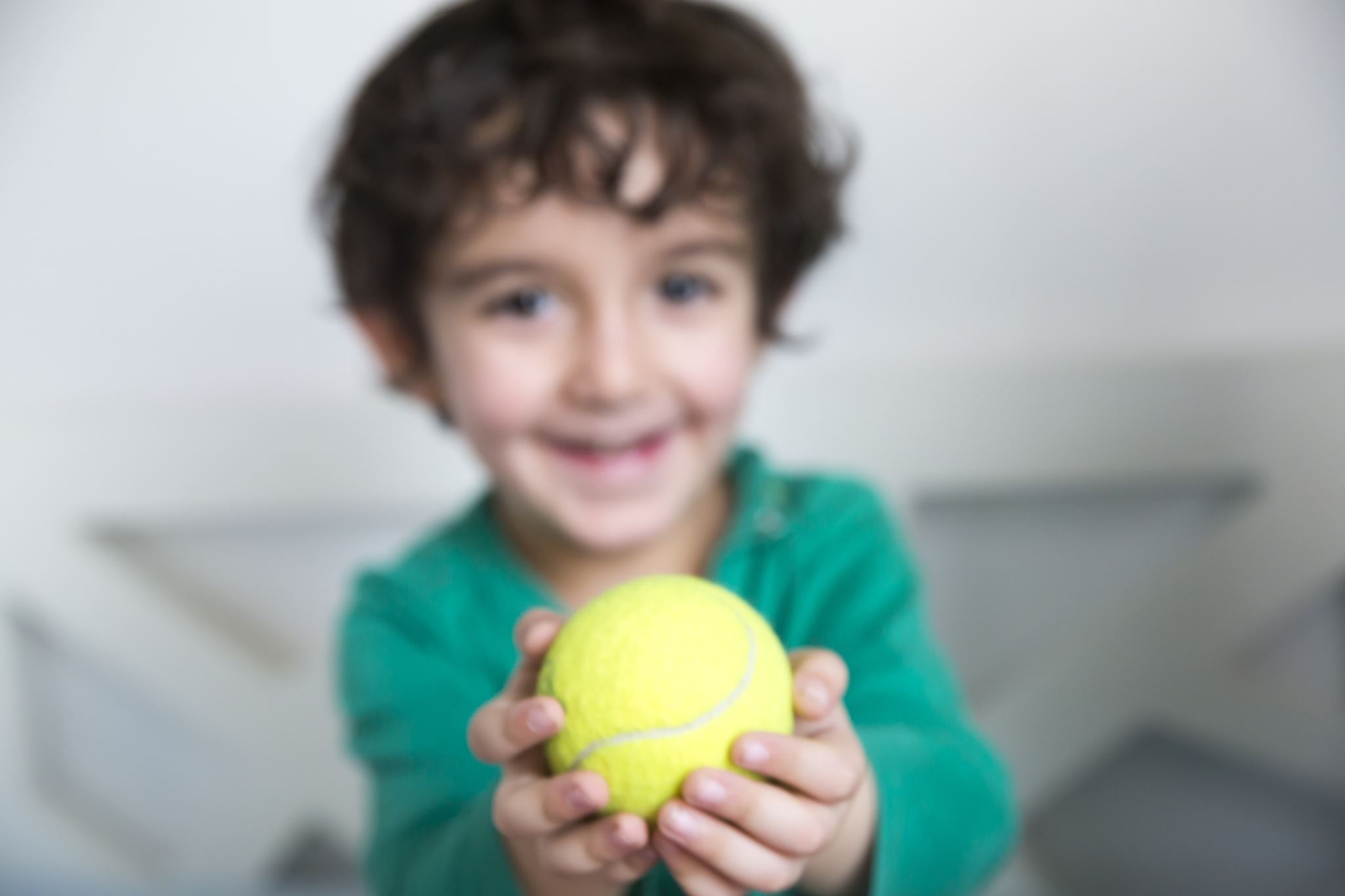 Πώς θα καθαρίσεις τους τοίχους με ένα μπαλάκι του τένις; 4 hacks που θα λατρέψεις