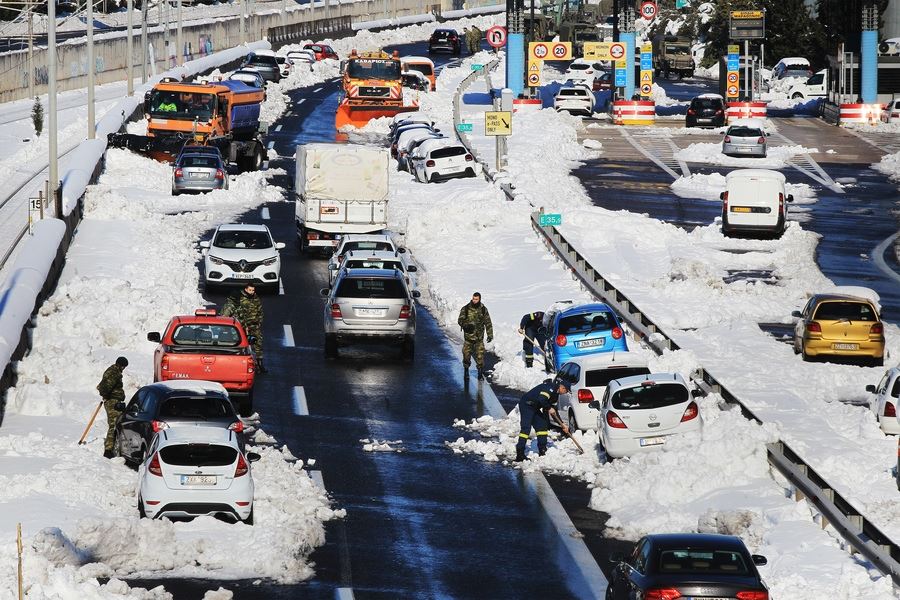 "Νόμιζα θα πεθάνω" - Συγκλονίζει η γυναίκα που γέννησε πρόωρα όταν εγκλωβίστηκε στην Αττική Οδό