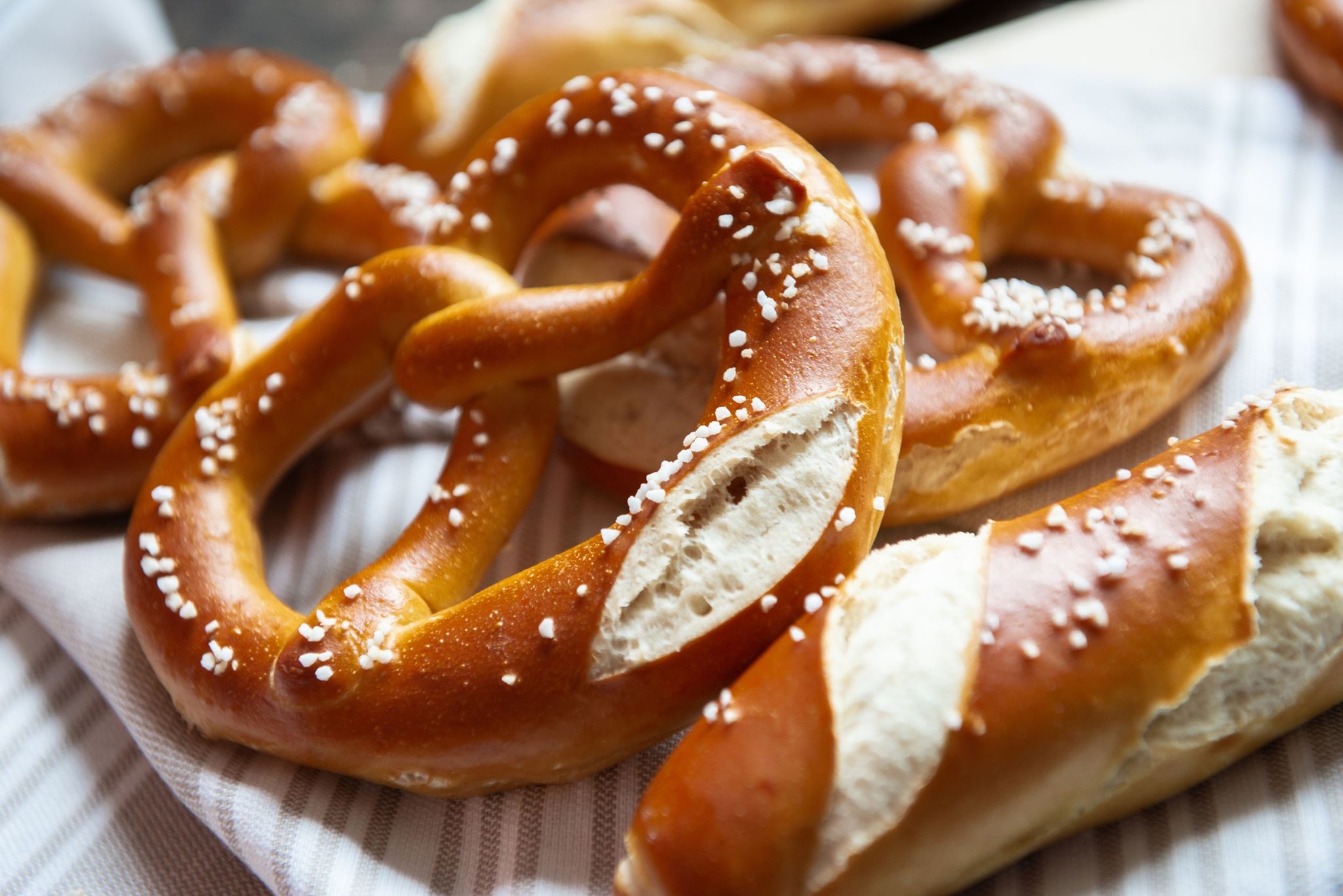 Σπιτικά pretzels - Η εύκολη συνταγή χωρίς αυγά που θα φτιάχνεις συνέχεια