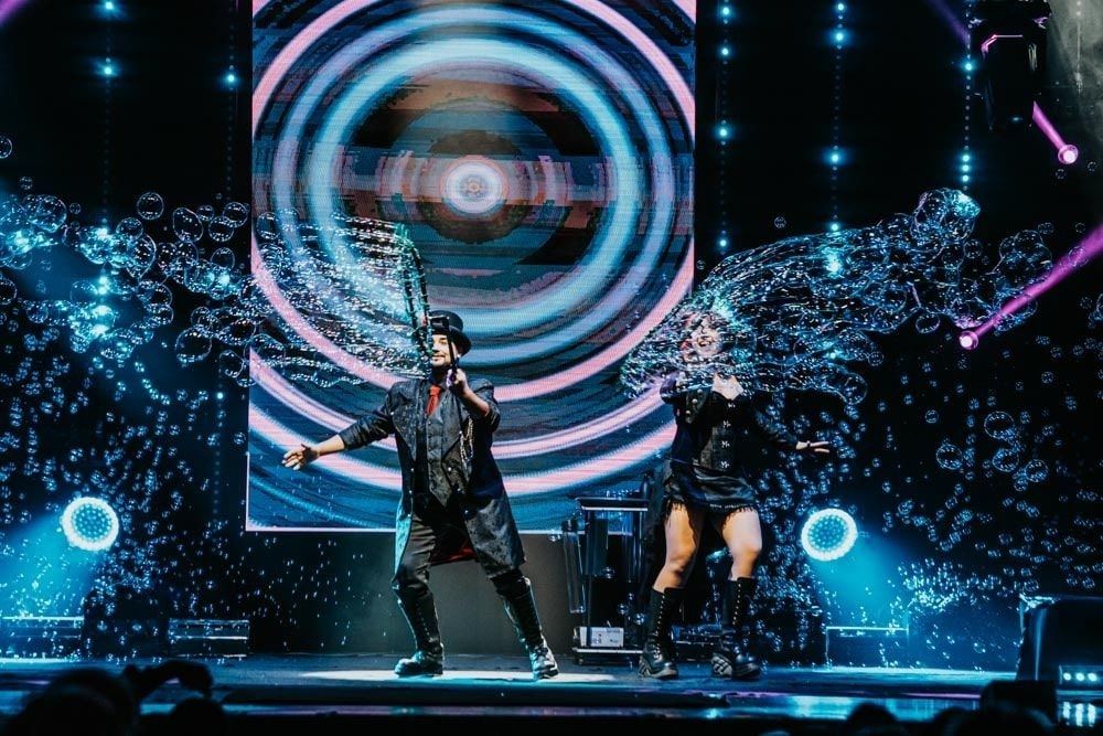 Οι σαπουνόφουσκες που αψηφούν τη λογική: Το Bubbles Revolution έρχεται στην Αθήνα