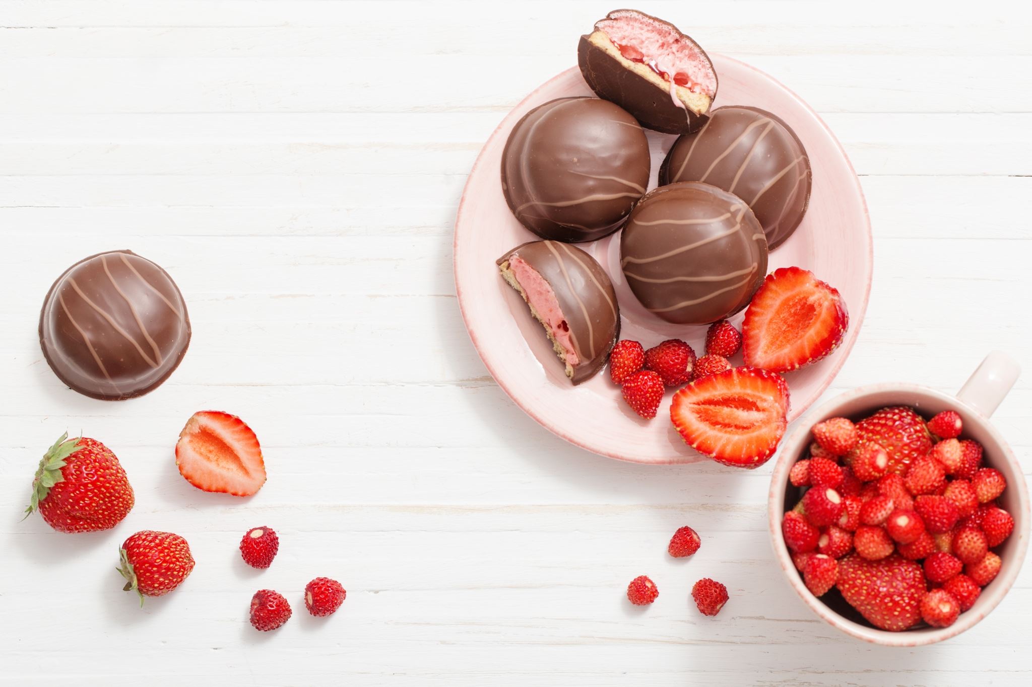 Με 5 υλικά έχεις γλυκό: Πανεύκολα σοκολατάκια με φράουλα