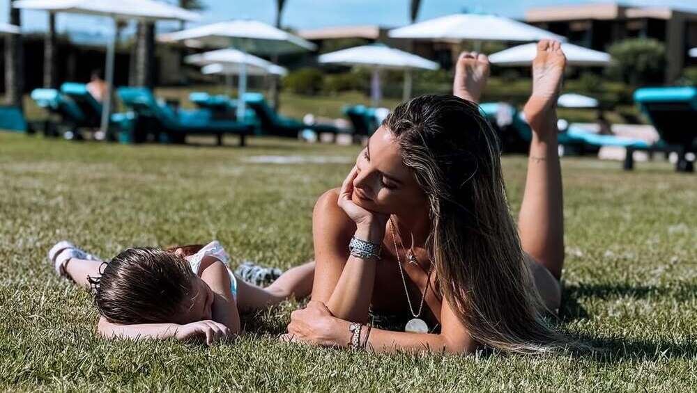 Η Αθηνά Οικονομάκου σε resort στη Σικελία με τον Bruno Cerella και τα παιδιά της