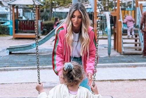 Σιέννα Μιχοπούλου: Η μαμά της, Αθηνά Οικονομάκου, την καμαρώνει στην παράσταση του σχολείου της