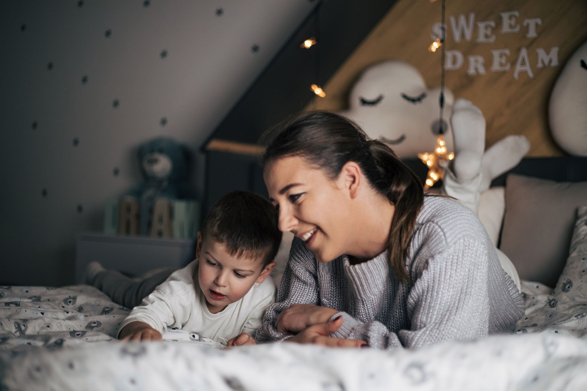 Σύνδεση πριν τον ύπνο: Φράσεις και τεχνικές που ηρεμούν και καθησυχάζουν τα παιδιά