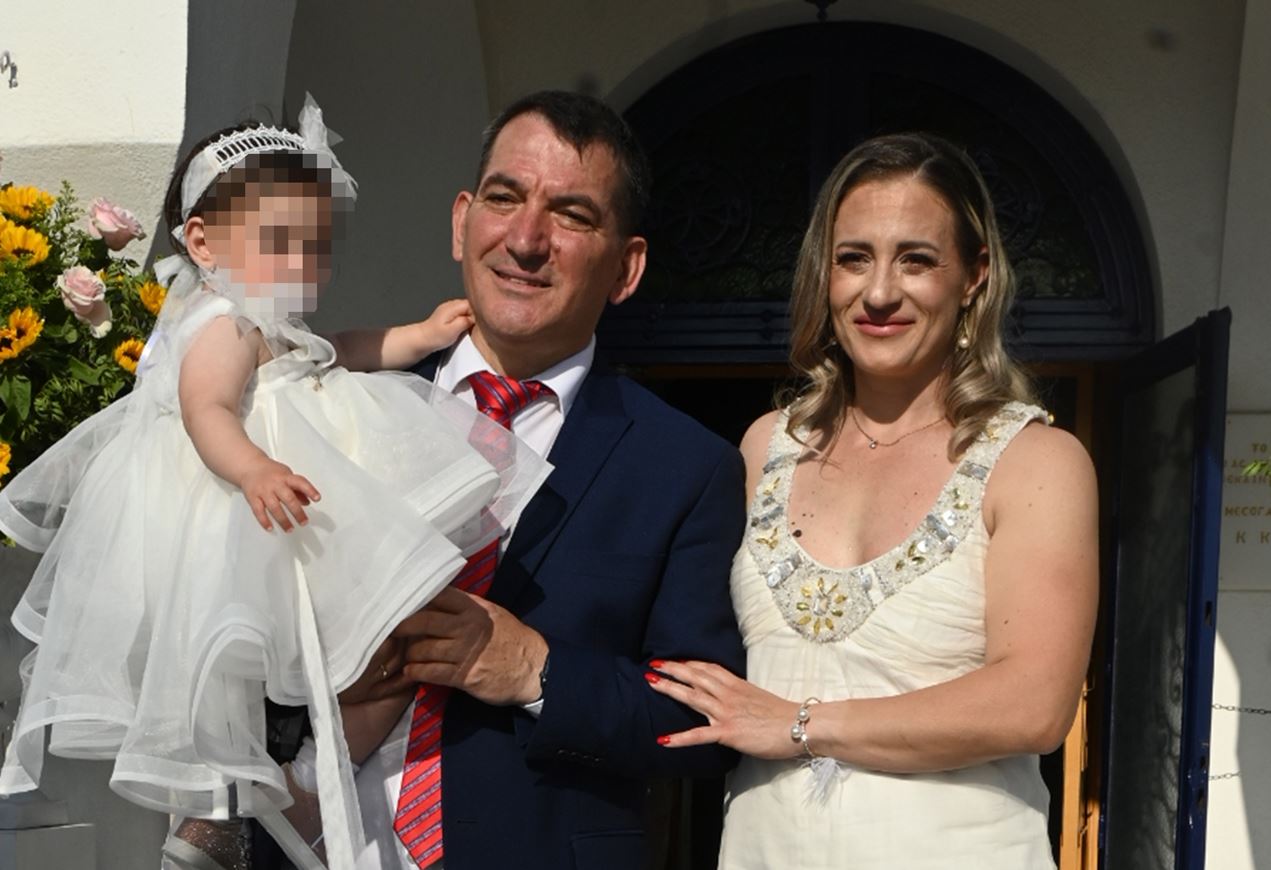 Πύρρος Δήμας: "Λύγισε" στη βάπτιση της κόρης του - Τα παιδιά του δεν παραβρέθηκαν στο μυστήριο