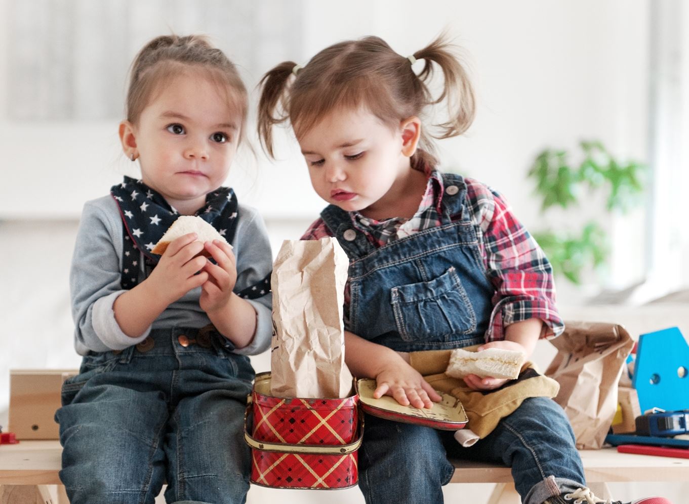 Σε ποια ηλικία -και γιατί -τα παιδιά σταματούν να μοιράζονται τα πράγματά τους;