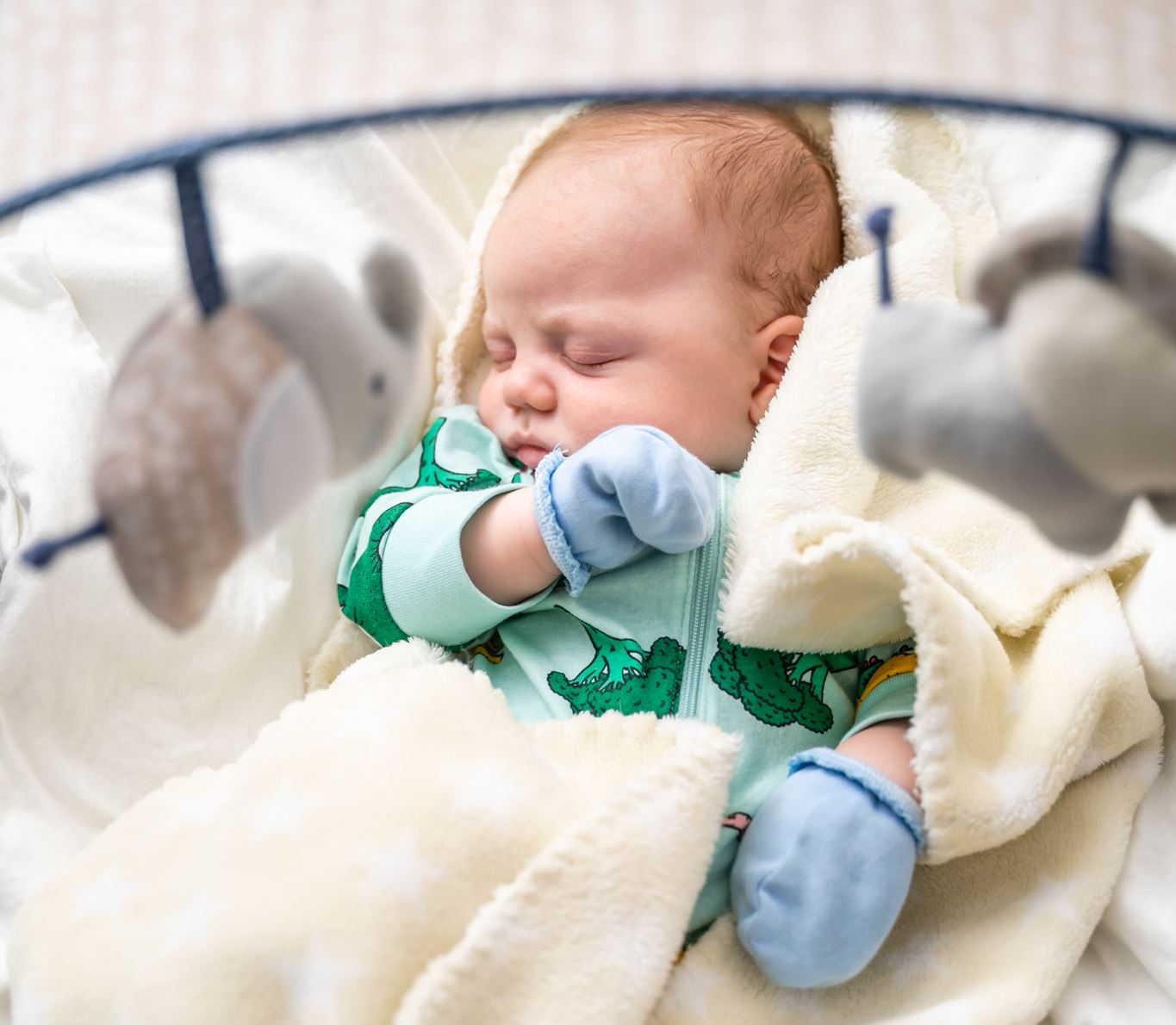 Το κόλπο που χρησιμοποιούν οι γονείς για να κοιμούνται τα μωρά πιο εύκολα – Τι δείχνει έρευνα του 2025