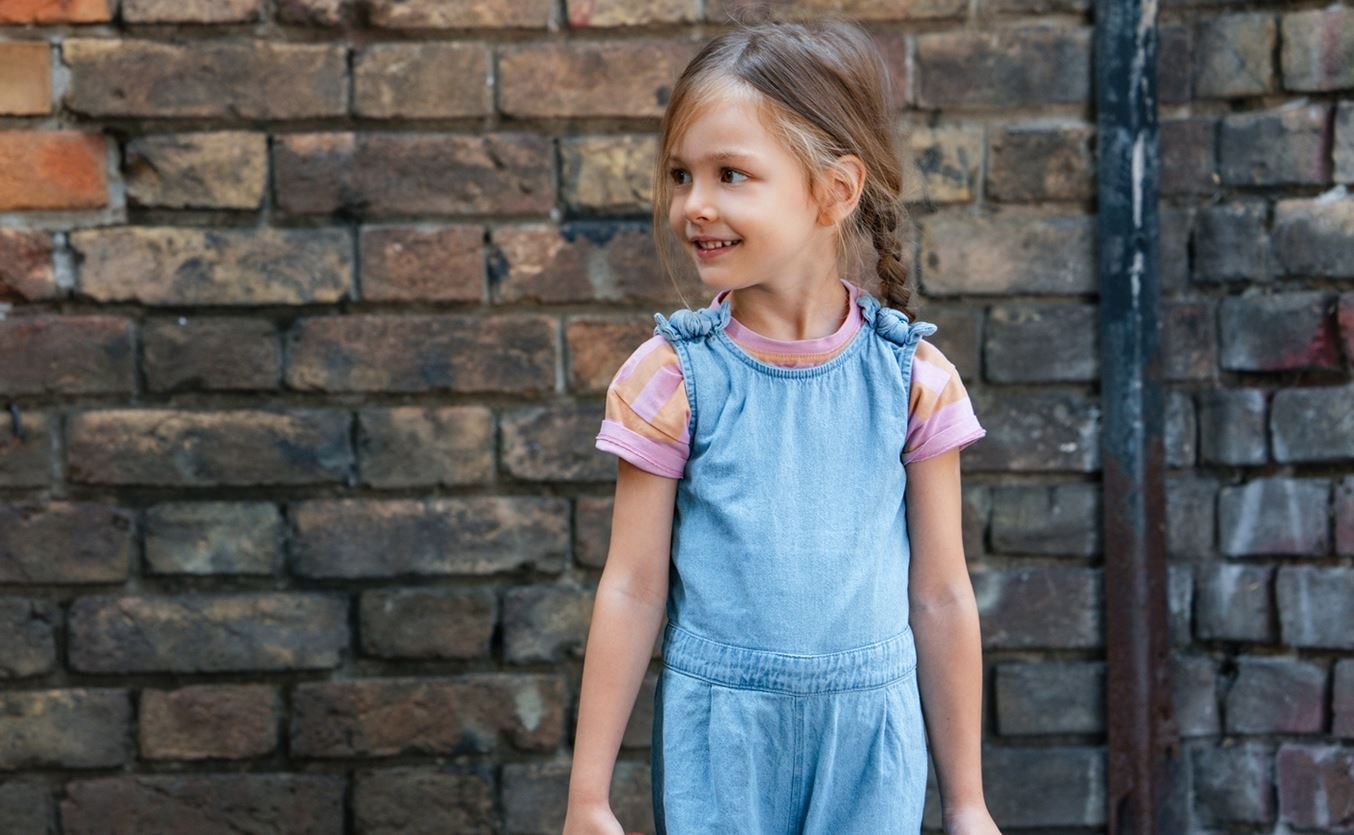 5 παιδικά jumpsuits που θα φορέσουν τα παιδιά τους πρώτους μήνες στο σχολείο
