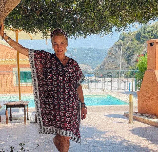 Η Τζένη Μπότση στην παραλία με την κόρη της - Τα εντυπωσιακά παιχνίδια της Αλίκης στο νερό