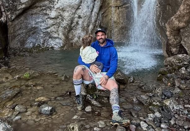 Πάρης Αλεξάνδρου: Μαθήματα με τη δασκάλα του στο σπίτι- Η φωτογραφία του μπαμπά του, Δημήτρη Αλεξάνδρου