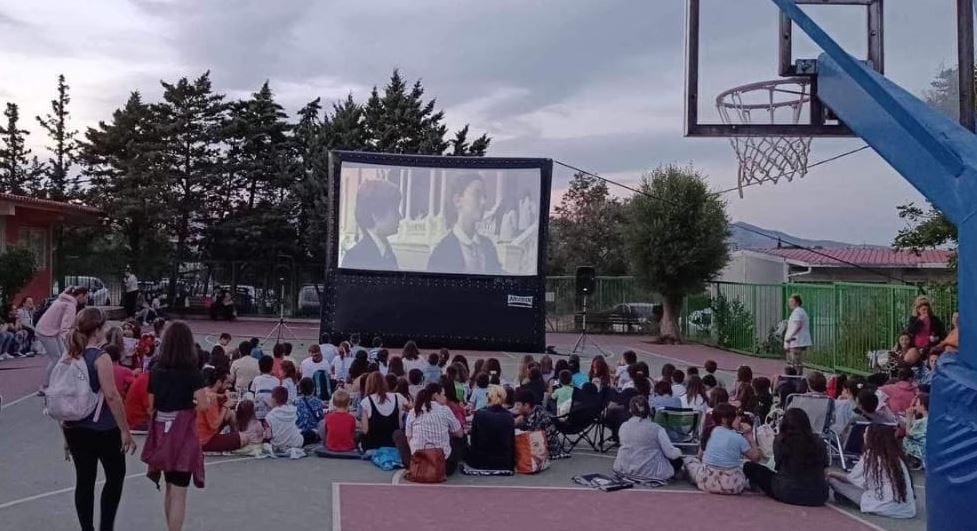 Δήμος Αθηναίων: Δωρεάν προβολές παιδικών ταινιών σε προαύλια σχολείων για παιδιά και γονείς