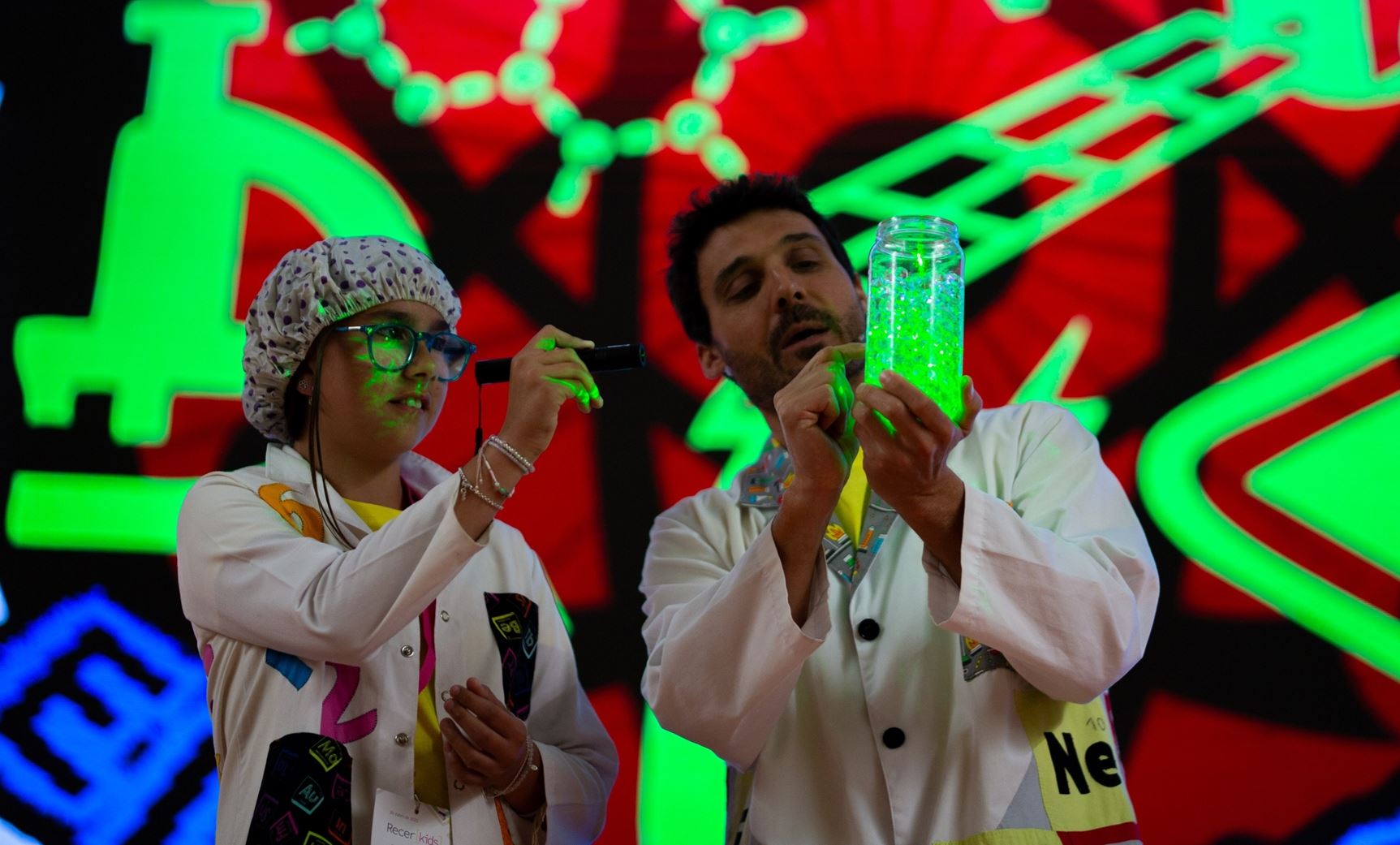 Big Van Ciencia: Οι επιστήμονες-κλόουν που έκαναν τις ερωτήσεις των παιδιών μια βραβευμένη, βιωματική παράσταση