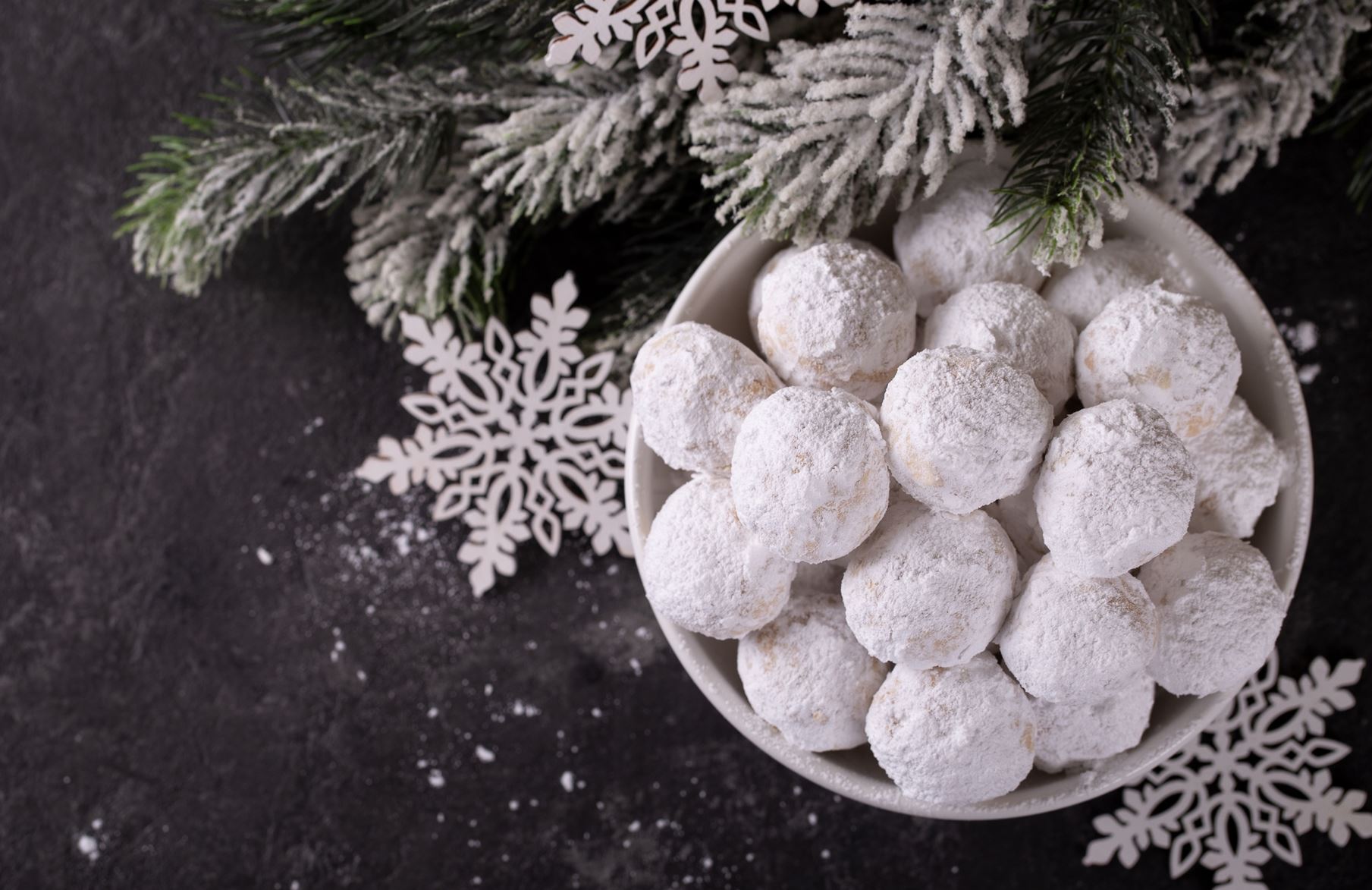 Τα top μυστικά για αφράτους κουραμπιέδες: Πώς θα πετύχεις το αγαπημένο χριστουγεννιάτικο γλυκό