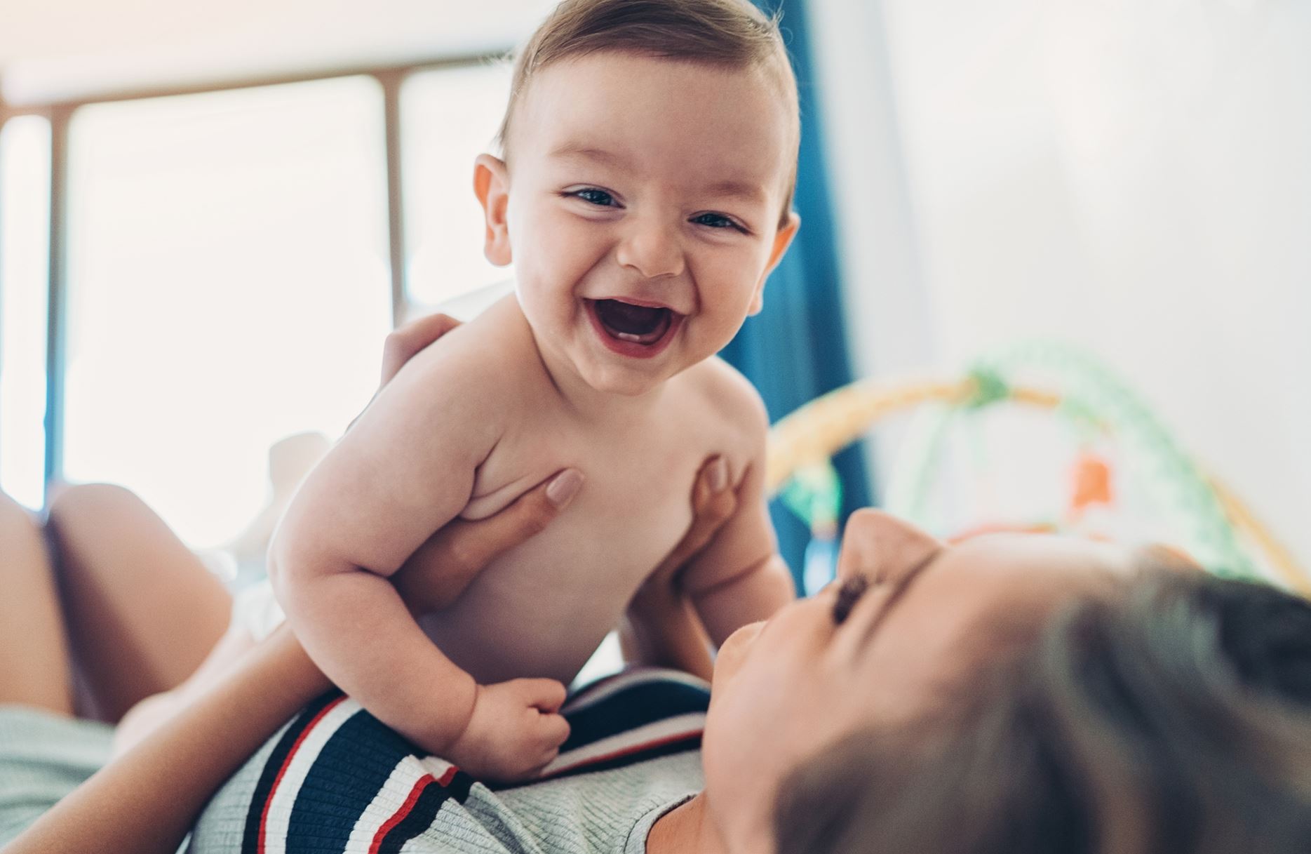 Τι πρέπει να κάνει ένα μωρό 6 μηνών
