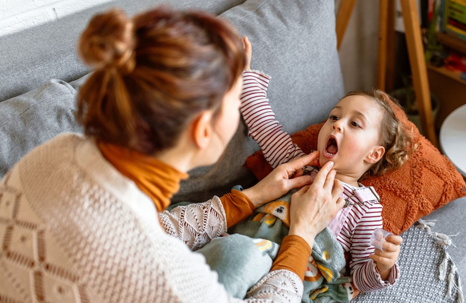 "Μαμά, πονάει ο λαιμός μου" - Οι σωστές κινήσεις από το πρώτο σύμπτωμα