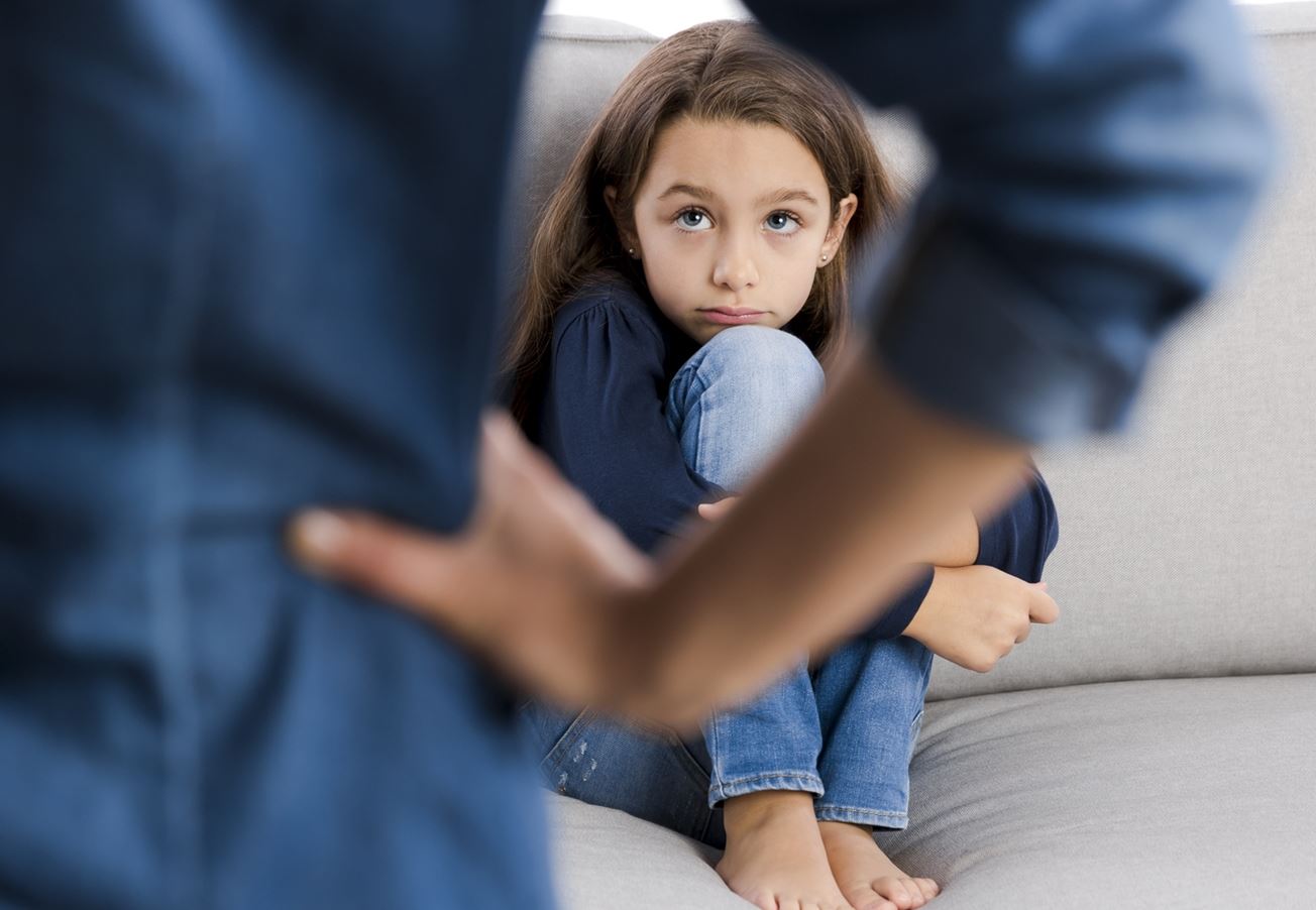 Οξύθυμοι γονείς: Τι μαθαίνει το παιδί μεγαλώνοντας σε ένταση