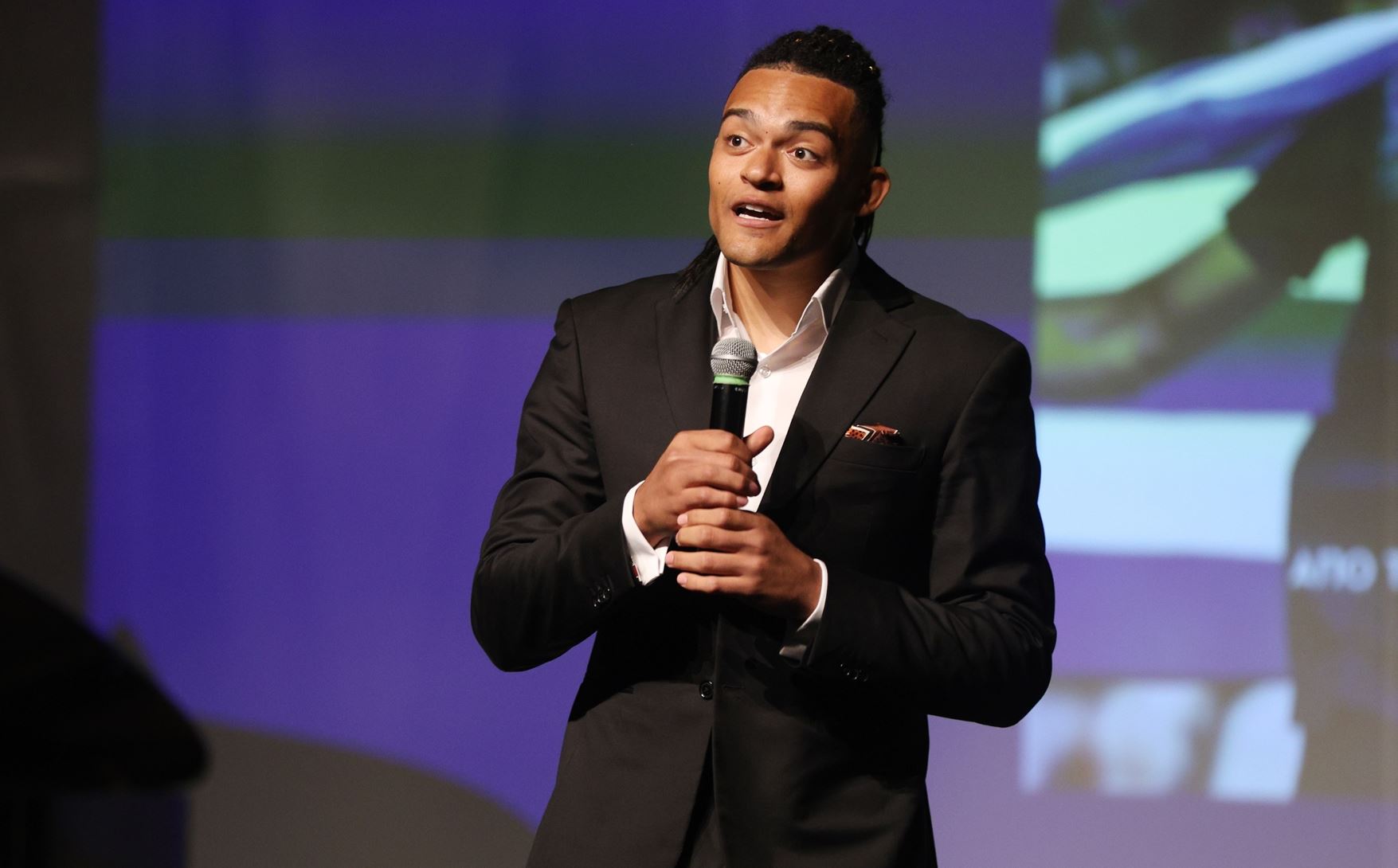 Εμμανουήλ Καραλής: "Για κάποια παιδιά στο σχολείο εγώ και η αδερφή μου ήμασταν απλώς τα μαυράκια"