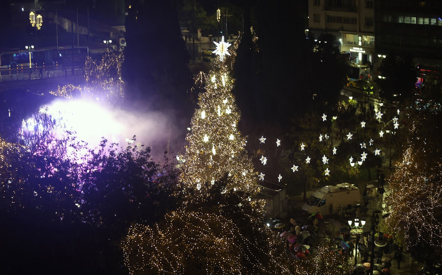 Η Αθήνα φόρεσε τα γιορτινά της- Η φωταγώγηση του Χριστουγεννιάτικου δέντρου στο Σύνταγμα